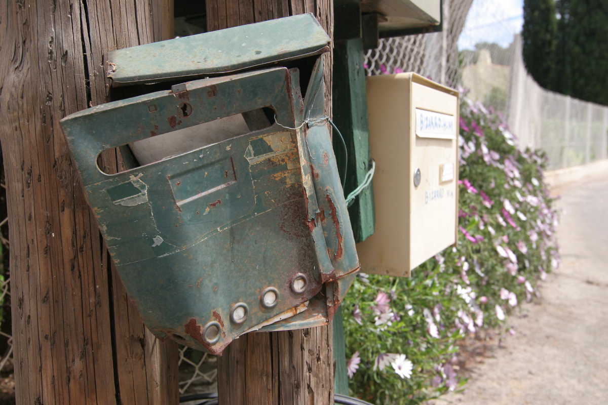 Une boîte au lettres toute pourrie.