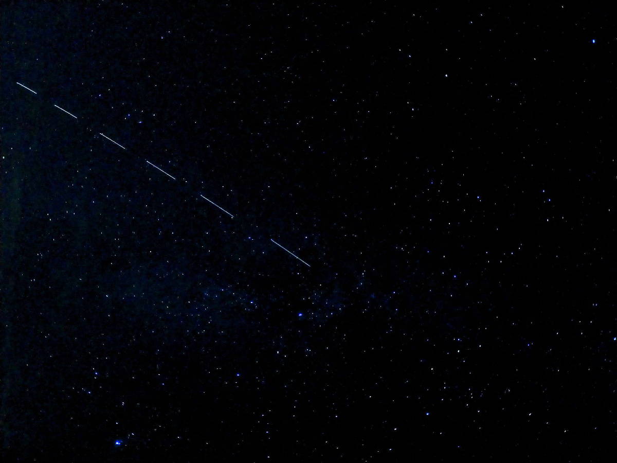 Photo en expo longue de satellites Starlink.